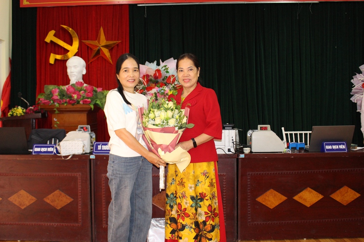 Sáng ngày 24 tháng 10 năm 2025, Phòng giao dịch Ngân hàng Chính sách xã hội Hoàng Mai, TP Hà Nội đã giải ngân món vay đầu tiên cho học sinh, sinh viên theo học ngành STEM- Ảnh 3.