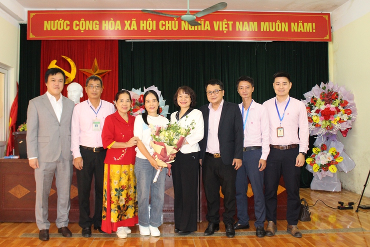 Sáng ngày 24 tháng 10 năm 2025, Phòng giao dịch Ngân hàng Chính sách xã hội Hoàng Mai, TP Hà Nội đã giải ngân món vay đầu tiên cho học sinh, sinh viên theo học ngành STEM- Ảnh 4.