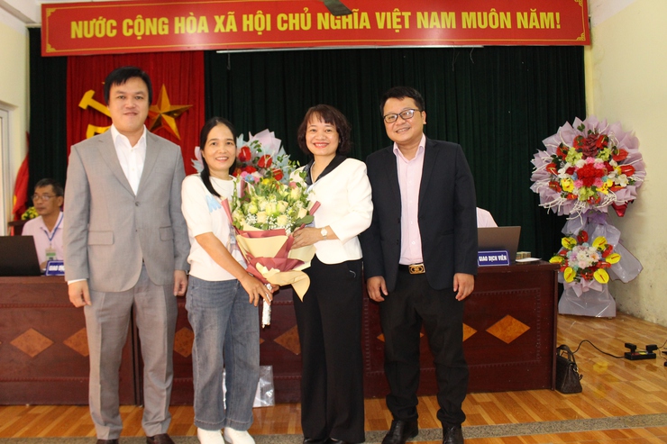 Sáng ngày 24 tháng 10 năm 2025, Phòng giao dịch Ngân hàng Chính sách xã hội Hoàng Mai, TP Hà Nội đã giải ngân món vay đầu tiên cho học sinh, sinh viên theo học ngành STEM- Ảnh 2.