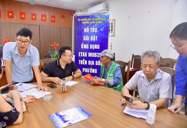 Phường Hoàn Kiếm hướng dẫn người dân cài đặt ứng dụng nộp thuế điện tử bằng ứng dụng Etax Mobile- Ảnh 2.