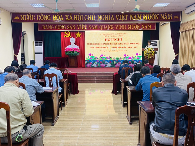 UBND xã Thường Tín tổ chức hội nghị triển khai Kế hoạch bình xét, công nhận danh hiệu “Gia đình văn hóa”, “Thôn văn hóa” năm 2025- Ảnh 1.