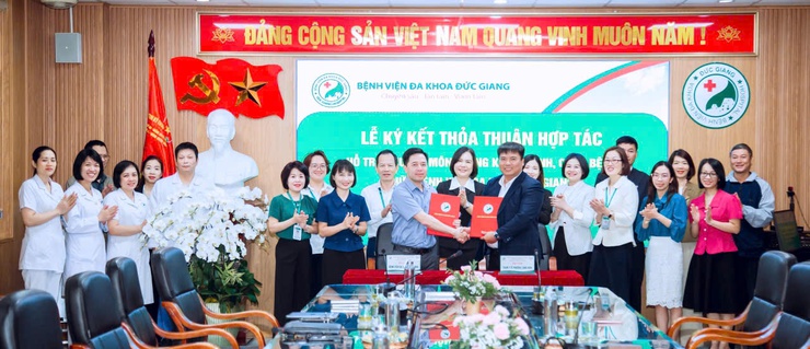 TYT phường Long Biên ký kết thoả thuận hợp tác hỗ trợ chuyên môn trong khám bệnh, chữa bệnh với Bệnh viện Đa khoa Đức Giang- Ảnh 1.