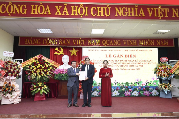 Xã Thường Tín tổ chức Lễ gắn biển tuyến đường mang tên danh nhân Lê Công Hành và Anh hùng lực lượng vũ trang nhân dân Doãn Tuế.- Ảnh 5.