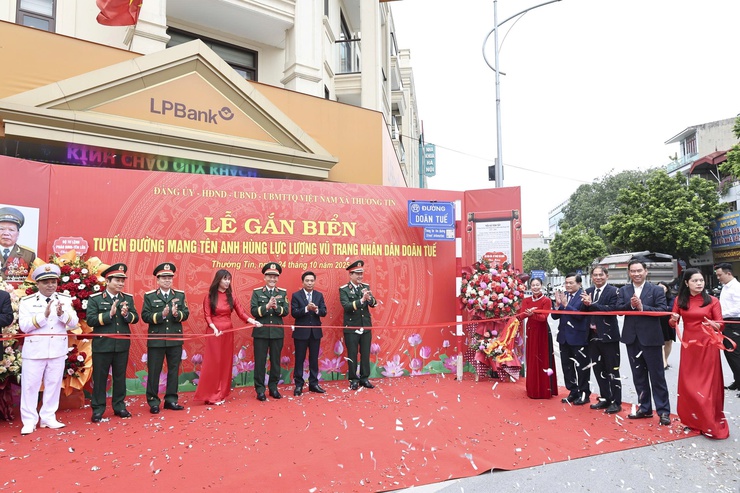 Xã Thường Tín tổ chức Lễ gắn biển tuyến đường mang tên danh nhân Lê Công Hành và Anh hùng lực lượng vũ trang nhân dân Doãn Tuế.- Ảnh 9.