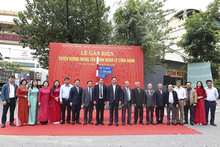 Xã Thường Tín tổ chức Lễ gắn biển tuyến đường mang tên danh nhân Lê Công Hành và Anh hùng lực lượng vũ trang nhân dân Doãn Tuế.- Ảnh 8.