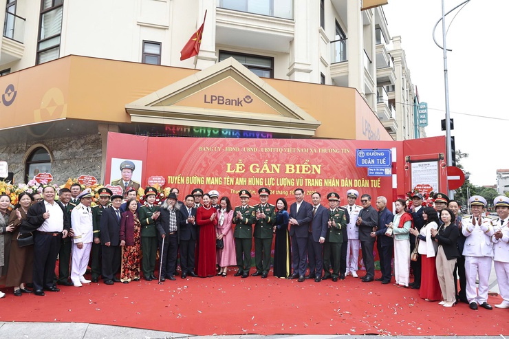 Xã Thường Tín tổ chức Lễ gắn biển tuyến đường mang tên danh nhân Lê Công Hành và Anh hùng lực lượng vũ trang nhân dân Doãn Tuế.- Ảnh 10.