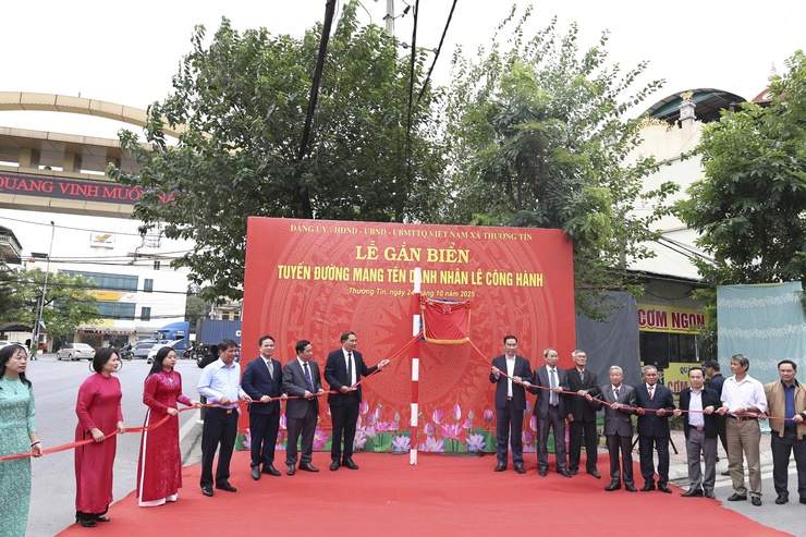 Xã Thường Tín tổ chức Lễ gắn biển tuyến đường mang tên danh nhân Lê Công Hành và Anh hùng lực lượng vũ trang nhân dân Doãn Tuế.- Ảnh 7.