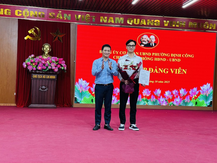 Chi bộ Văn phòng HĐND-UBND phường Định Công tổ chức Lễ kết nạp Đảng viên mới- Ảnh 1.