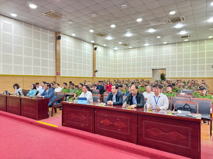 Phường Long Biên tổ chức Hội nghị khen thưởng các cá nhân có thành tích xuất sắc trong thực hiện nhiệm vụ trọng tâm quý III năm 2025.- Ảnh 1.