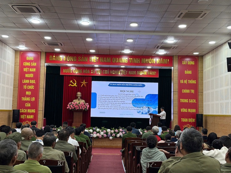 Phường Long Biên tổ chức Hội nghị khen thưởng các cá nhân có thành tích xuất sắc trong thực hiện nhiệm vụ trọng tâm quý III năm 2025.- Ảnh 2.