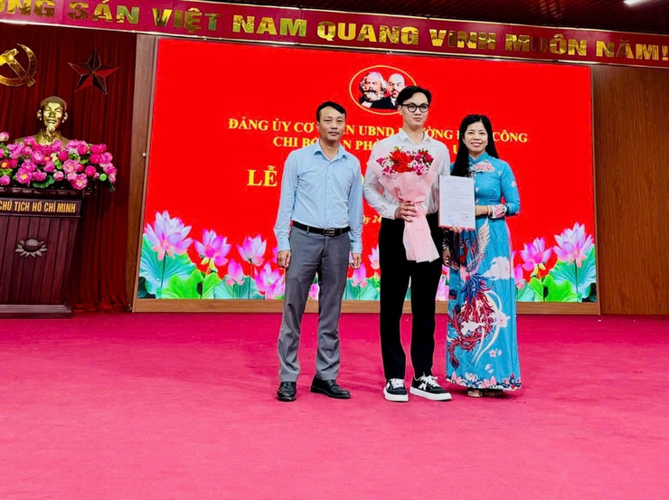 Chi bộ Văn phòng HĐND-UBND phường Định Công tổ chức Lễ kết nạp Đảng viên mới- Ảnh 3.