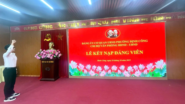 Chi bộ Văn phòng HĐND-UBND phường Định Công tổ chức Lễ kết nạp Đảng viên mới- Ảnh 2.