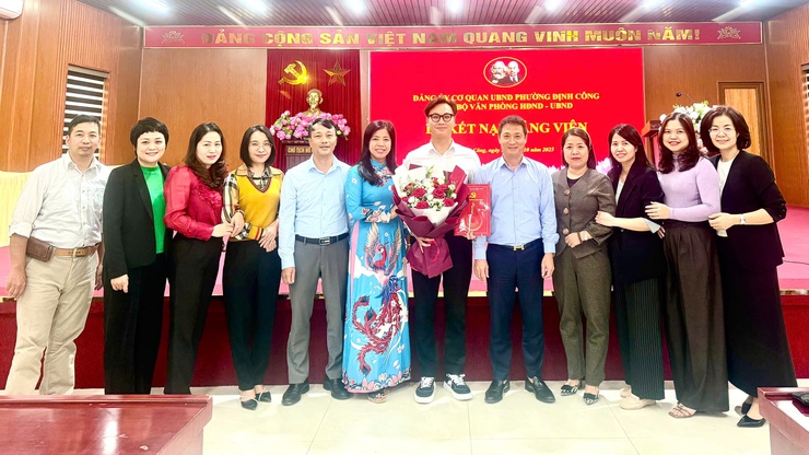 Chi bộ Văn phòng HĐND-UBND phường Định Công tổ chức Lễ kết nạp Đảng viên mới- Ảnh 4.