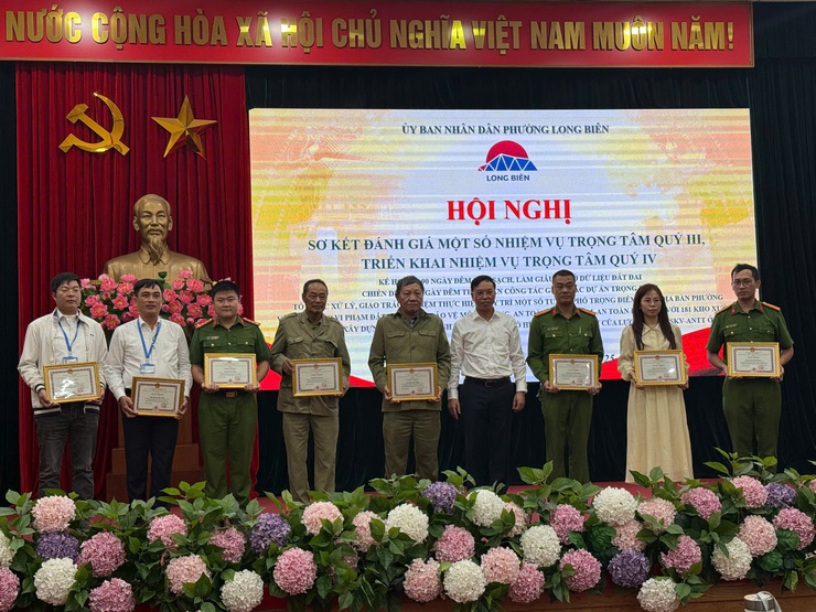 Phường Long Biên tổ chức Hội nghị khen thưởng các cá nhân có thành tích xuất sắc trong thực hiện nhiệm vụ trọng tâm quý III năm 2025.- Ảnh 3.