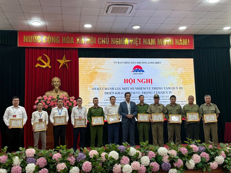 Phường Long Biên tổ chức Hội nghị khen thưởng các cá nhân có thành tích xuất sắc trong thực hiện nhiệm vụ trọng tâm quý III năm 2025.- Ảnh 4.