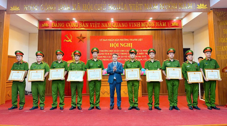 Phường Thanh Liệt: Khen thưởng 6 tập thể, 78 cá nhân có thành tích xuất sắc trong dịp kỷ niệm 80 năm Cách mạng tháng và Quốc khánh 2/9- Ảnh 9.