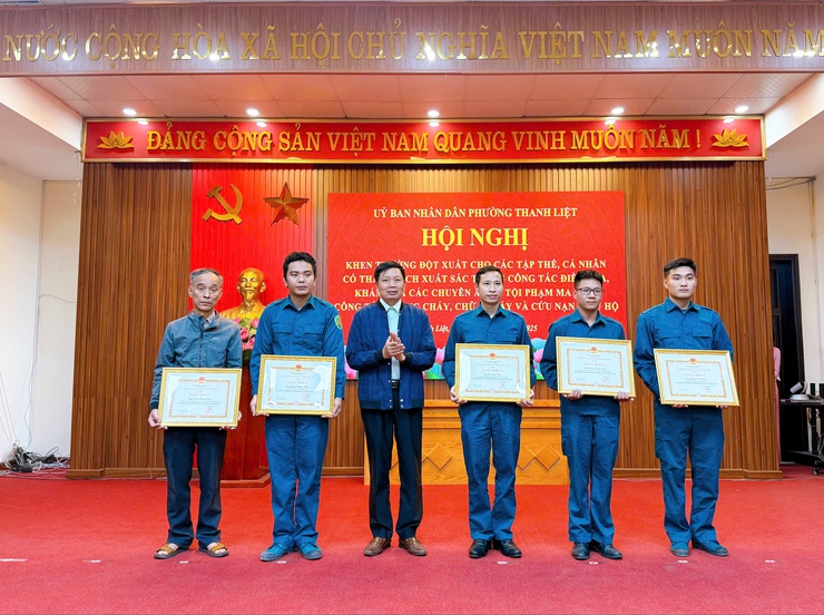 Phường Thanh Liệt: Khen thưởng 6 tập thể, 78 cá nhân có thành tích xuất sắc trong dịp kỷ niệm 80 năm Cách mạng tháng và Quốc khánh 2/9- Ảnh 10.