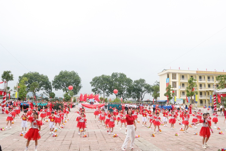 Ba màn đồng diễn ấn tượng tại Đại hội thể dục thể thao xã Trần Phú năm 2025- Ảnh 3.