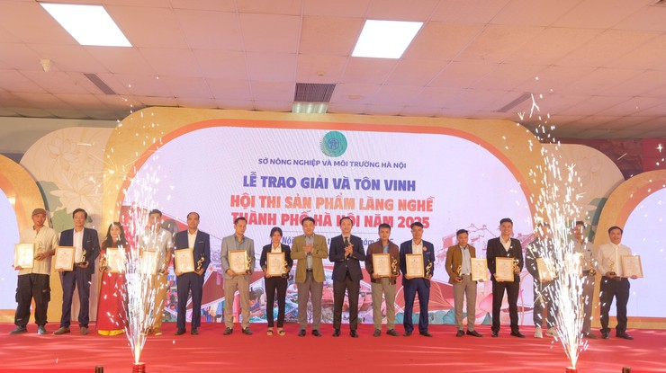 Hà Nội trao giải thưởng 125 tác phẩm tại Hội thi sản phẩm làng nghề Thành phố- Ảnh 2.