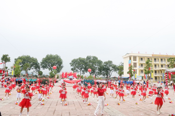 Lễ Khai Mạc Đại Hội Thể Dục Thể Thao Xã Trần Phú Lần Thứ Nhất Năm 2025: sôi động và ý nghĩa- Ảnh 13.
