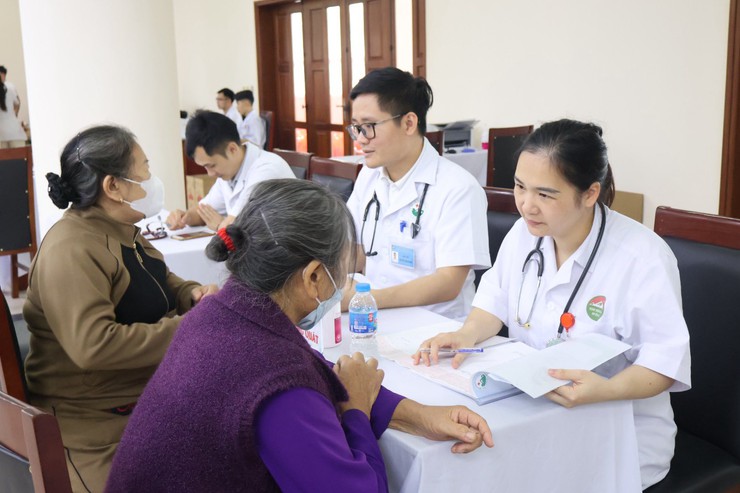 BVĐK Ba Vì thăm khám, cấp thuốc miễn phí cho người cao tuổi xã Vật Lại- Ảnh 1.