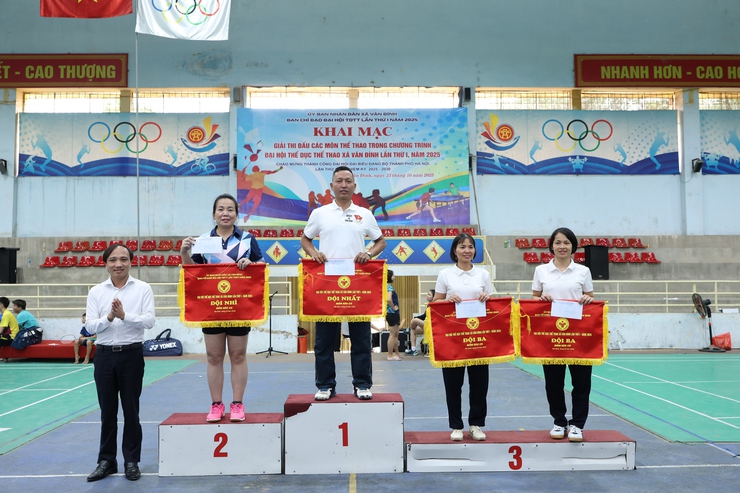 Khai mạc giải thi đấu các môn thể thao trong Chương trình Đại hội TDTT xã Vân Đình lần thứ I, năm 2025- Ảnh 4.