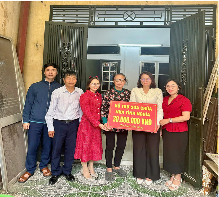 Trao kinh phí hỗ trợ sửa chữa, cải tạo nhà tình nghĩa – Ấm lòng những gia đình chính sách xã Ngọc Hồi- Ảnh 2.