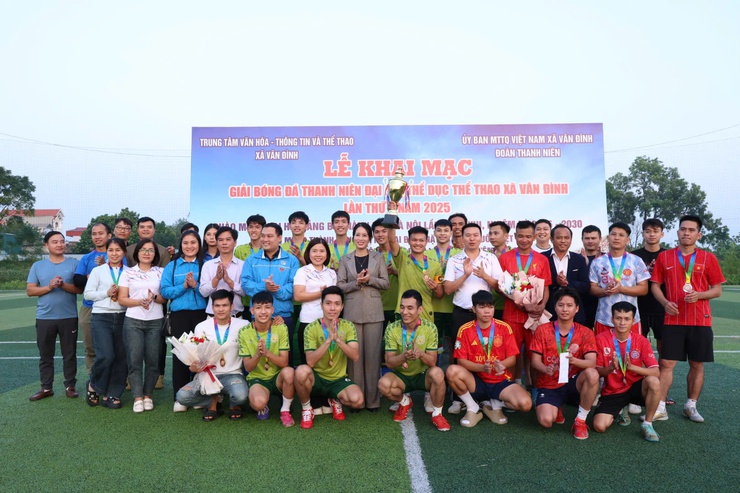 Khai mạc giải thi đấu các môn thể thao trong Chương trình Đại hội TDTT xã Vân Đình lần thứ I, năm 2025- Ảnh 3.