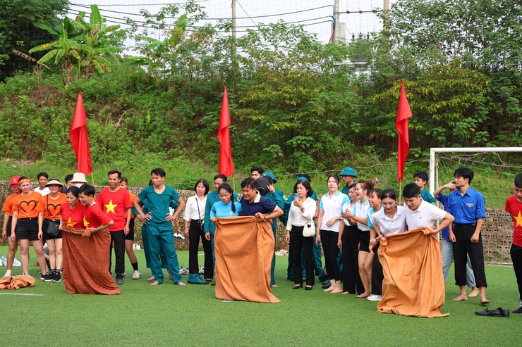 Một số hình ảnh thi đấu môn kéo co, nhảy bao bố tại Đại hội Thể dục thể thao xã Phú Nghĩa lần thứ I, năm 2025- Ảnh 4.