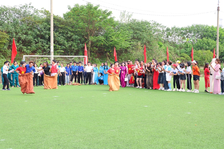 Một số hình ảnh thi đấu môn kéo co, nhảy bao bố tại Đại hội Thể dục thể thao xã Phú Nghĩa lần thứ I, năm 2025- Ảnh 1.
