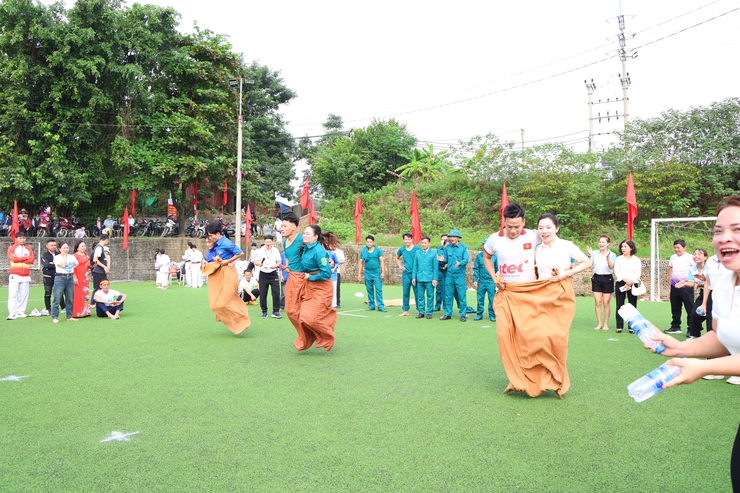 Một số hình ảnh thi đấu môn kéo co, nhảy bao bố tại Đại hội Thể dục thể thao xã Phú Nghĩa lần thứ I, năm 2025- Ảnh 2.