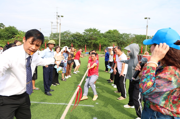 Một số hình ảnh thi đấu môn kéo co, nhảy bao bố tại Đại hội Thể dục thể thao xã Phú Nghĩa lần thứ I, năm 2025- Ảnh 5.