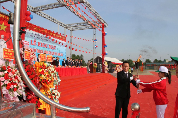 Tưng bừng khai mạc Đại hội Thể dục Thể thao xã Hương Sơn lần thứ I, năm 2025- Ảnh 2.