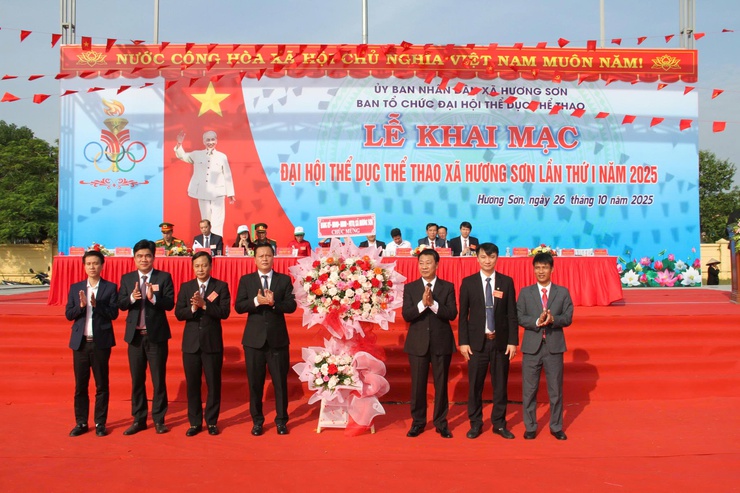 Tưng bừng khai mạc Đại hội Thể dục Thể thao xã Hương Sơn lần thứ I, năm 2025- Ảnh 1.