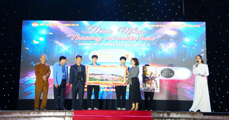 ĐÊM NHẠC & ĐẤU GIÁ THIỆN NGUYỆN – CHUNG TAY VÌ ĐỒNG BÀO SAU BÃO SỐ 11 TẠI SÂN KHẤU PHỐ ĐI BỘ SƠN TÂY- Ảnh 1.