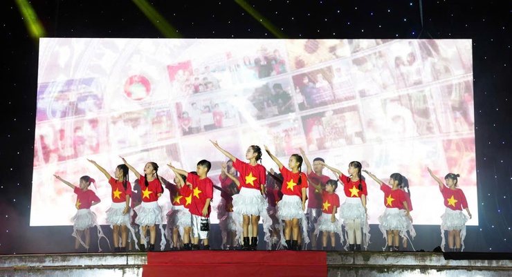 ĐÊM NHẠC & ĐẤU GIÁ THIỆN NGUYỆN – CHUNG TAY VÌ ĐỒNG BÀO SAU BÃO SỐ 11 TẠI SÂN KHẤU PHỐ ĐI BỘ SƠN TÂY- Ảnh 2.