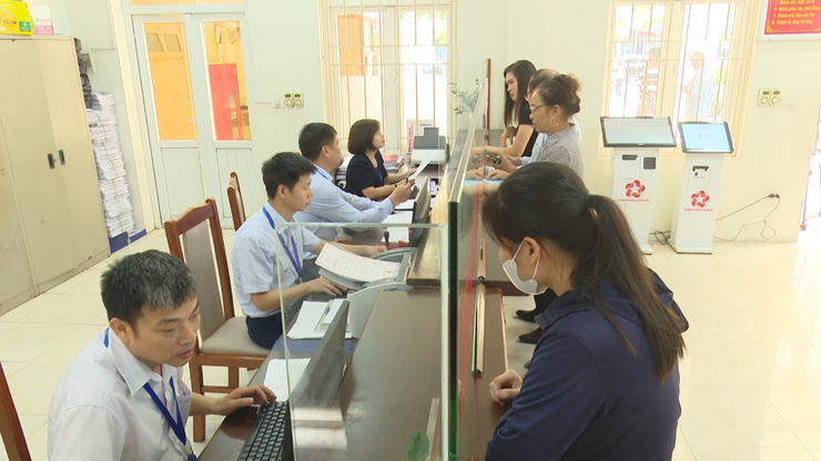 Xã Quang Minh không thu thành phần hồ sơ giấy đối với 25 dịch vụ trực tuyến thiết yếu

- Ảnh 1.