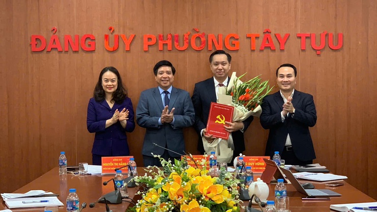 Đảng ủy phường Tây Tựu tổ chức Hội nghị công bố và trao các quyết định về công tác cán bộ- Ảnh 1.