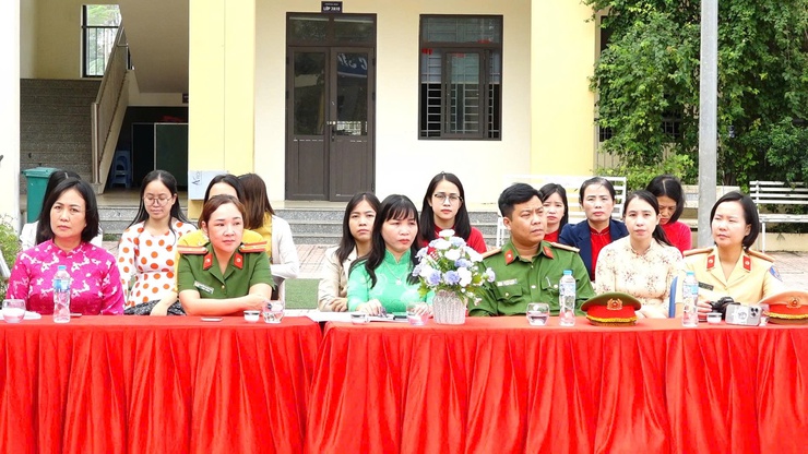 Công an xã Bình Minh tổ chức tổ chức tuyên truyền An toàn giao thông và phòng chống bạo lực học đường- Ảnh 2.