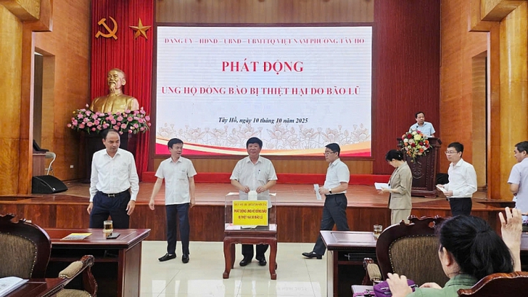 Tây Hồ chung tay quyên góp hơn 2,3 tỷ đồng hỗ trợ miền Trung ruột thịt- Ảnh 3.