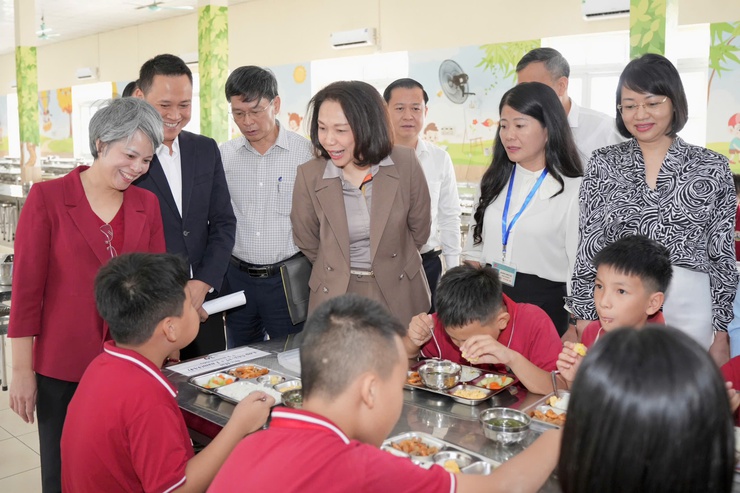 Phó Chủ tịch UBND TP Hà Nội Vũ Thu Hà kiểm tra đột xuất công tác thí điểm tổ chức bữa ăn bán trú cho học sinh- Ảnh 1.