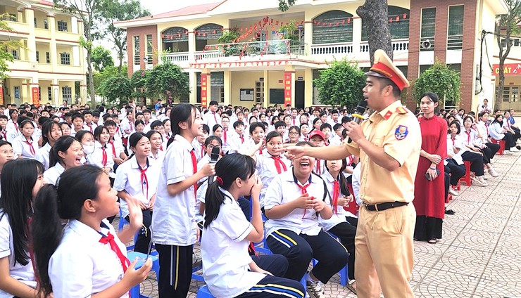 Xã Nội Bài tổ chức tuyên truyền an toàn giao thông trong trường học- Ảnh 13.
