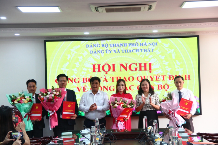 Đảng ủy xã Thạch Thất: Công bố và trao Quyết định về công tác cán bộ- Ảnh 3.