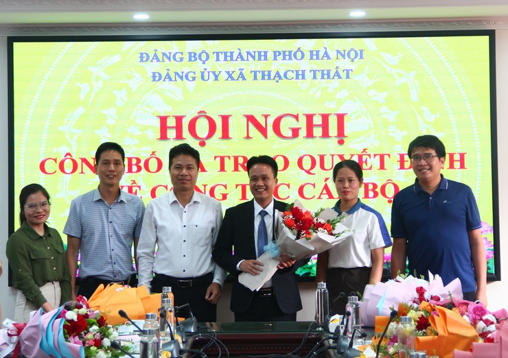 Đảng ủy xã Thạch Thất: Công bố và trao Quyết định về công tác cán bộ- Ảnh 4.