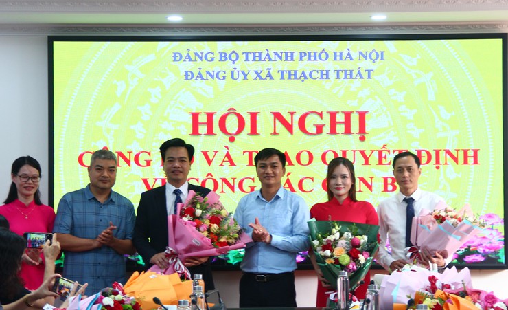 Đảng ủy xã Thạch Thất: Công bố và trao Quyết định về công tác cán bộ- Ảnh 2.