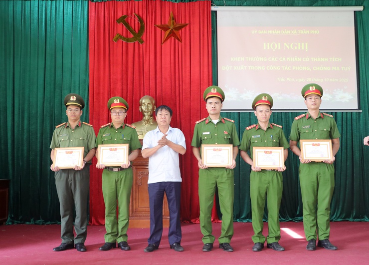 Trần Phú: khen thưởng 5 cán bộ chiến sỹ công an đạt thành tích cao trong công tác phòng chống ma tuý- Ảnh 1.