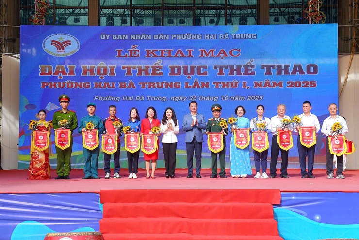 Lễ khai mạc Đại hội Thể dục Thể thao phường Hai Bà Trưng lần thứ I: Ngày hội lớn của toàn dân rèn luyện thân thể theo gương Bác Hồ vĩ đại.
- Ảnh 4.