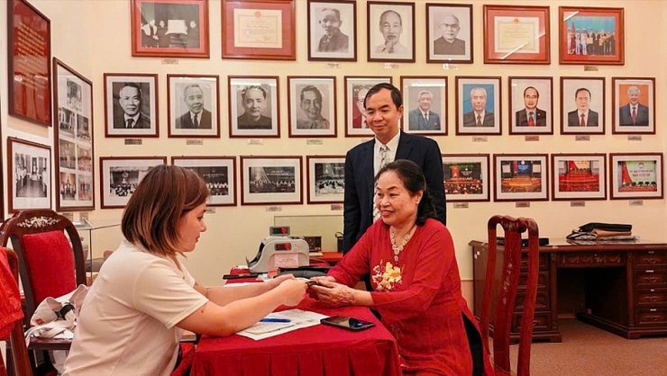 Tây Hồ chung tay quyên góp hơn 2,3 tỷ đồng hỗ trợ miền Trung ruột thịt- Ảnh 1.