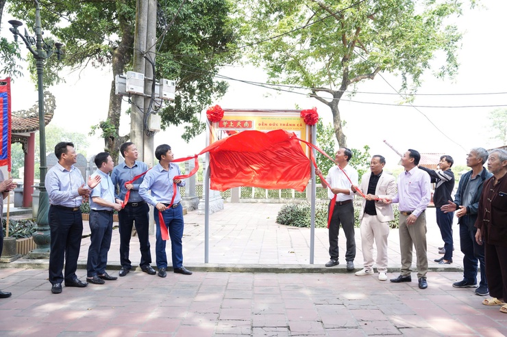 HÒA XÁ GẮN BIỂN CÔNG TRÌNH SỐ HÓA DI TÍCH QUỐC GIA ĐỀN ĐỨC THÁNH CẢ- Ảnh 1.