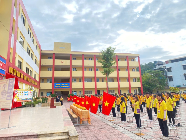 CÔNG AN XÃ HƯNG ĐẠO PHỐI HỢP ĐỘI CẢNH SÁT GIAO THÔNG SỐ 11 TUYÊN TRUYỀN AN TOÀN GIAO THÔNG TẠI TRƯỜNG LIÊN CẤP NGUYỄN TRỰC- Ảnh 5.